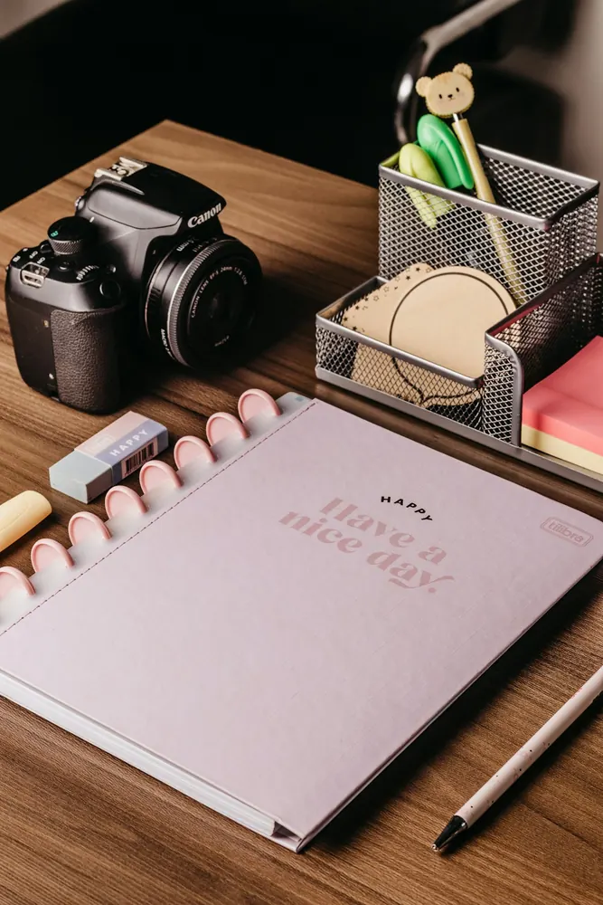 Cámara y cuaderno para preparar una grabación