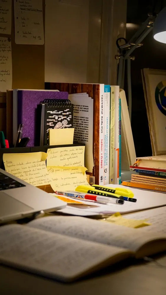Libros y apuntes de estudio